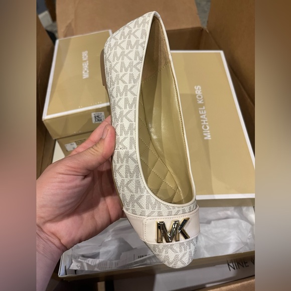 NIB Michael Kors Jilly Flats Vanilla - Picture 5 of 12